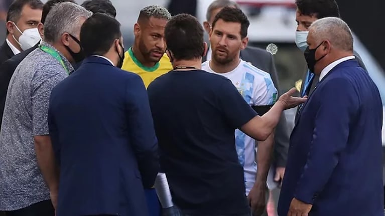 Messi y Neymar, juntos discutiendo con las autoridades sanitarias.