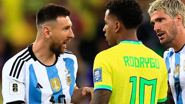 Messi y Rodrigo, en plena disputa en el clásico Argentina-Brasil.