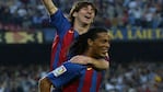 Messi y Ronaldinho, en el festejo del primer gol de Lio en primera.