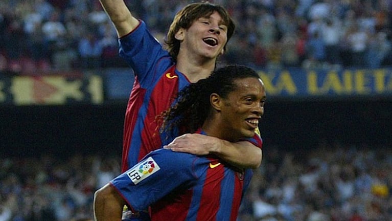 Messi y Ronaldinho, en el festejo del primer gol de Lio en primera.