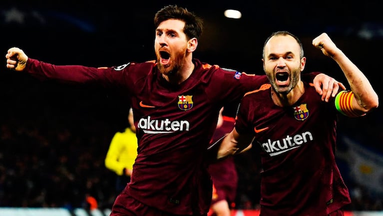 Messi y su asistidor, Iniesta, festejan el gol del empate.