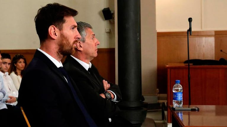 Messi y su padre en el juicio que enfrentaron en España.