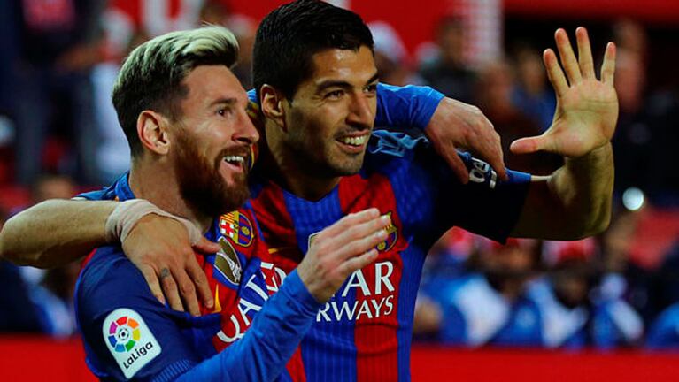 Messi y Suárez, los goleadores de la tarde, sonrientes. 