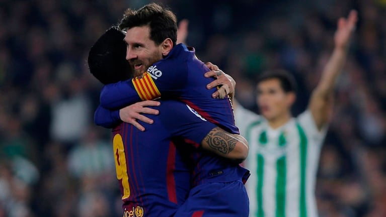 Messi y Suárez se entienden a la perfección. Metieron dos cada uno. Foto: Reuters. 