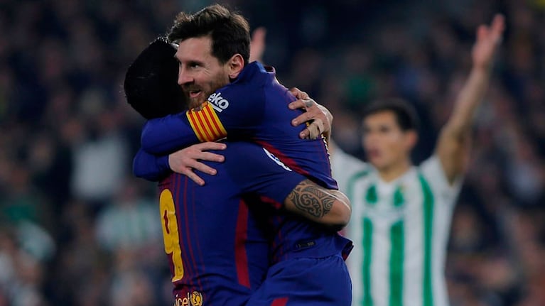 Messi y Suárez se entienden a la perfección. Metieron dos cada uno. Foto: Reuters.