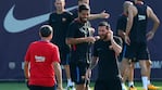 Messi y Suárez sonríen junto al nuevo técnico del Barcelona. 