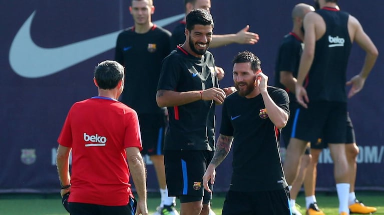 Messi y Suárez sonríen junto al nuevo técnico del Barcelona. 