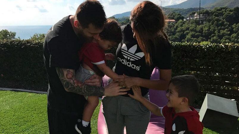 Messi y sus hijos acariciaron la pancita de Antonela.