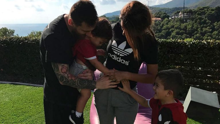 Messi y sus hijos acariciaron la pancita de Antonela.