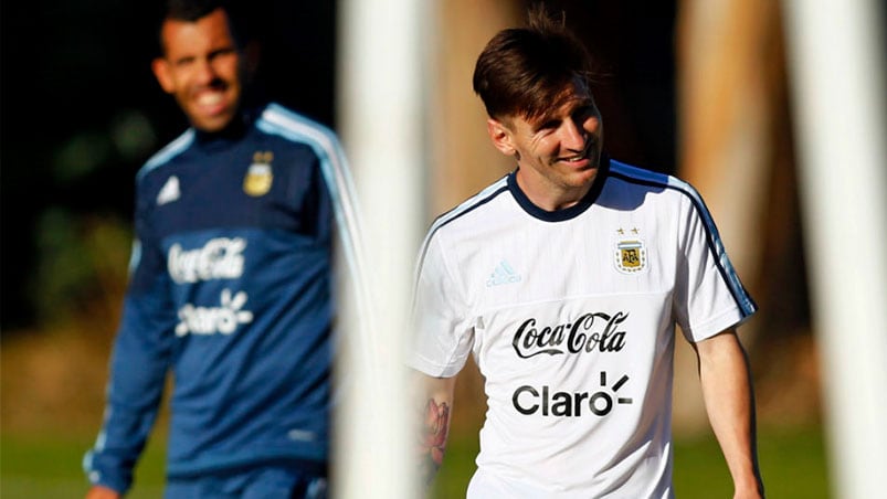 Messi y Tevez ya entrenan juntos en la selección de Martino. Foto: Reuters.