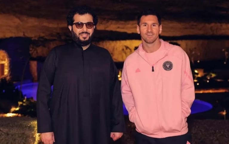 Messi y Turki Al-Sheikh, el organizador del partido contra Al Nassr, en Arabia Saudita.