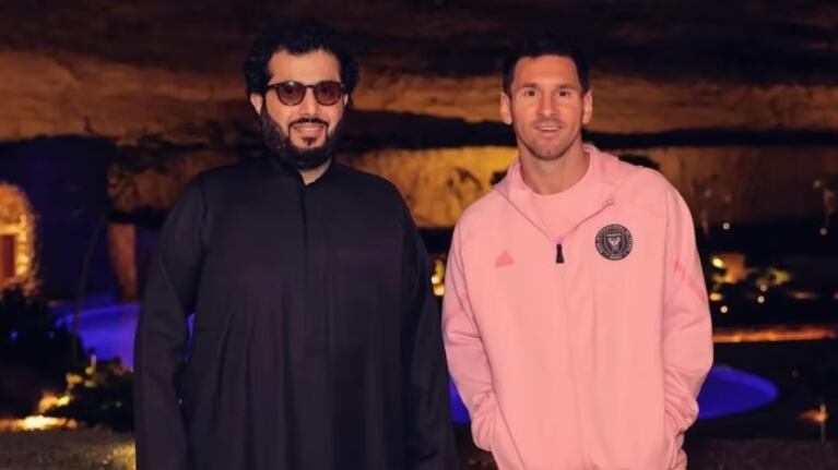 Messi y Turki Al-Sheikh, el organizador del partido contra Al Nassr, en Arabia Saudita.