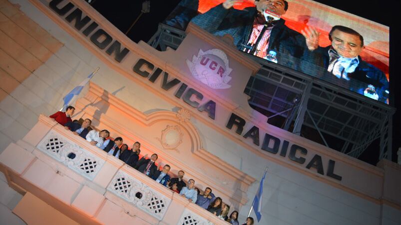 Mestre en el balcón y en la pantalla gigante. Foto: Lucio Casalla.