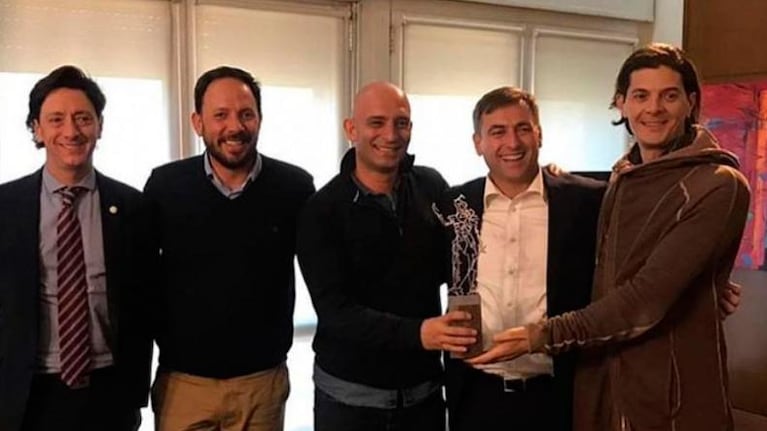 Mestre en persona entregó el premio a los directivos de BNP.