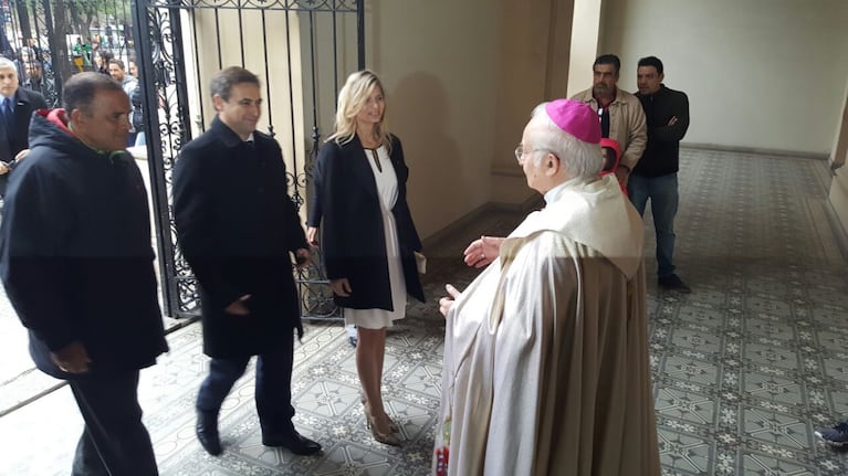 Mestre, su mujer y Lábaque saludan a Ñañez antes del Tedeum.