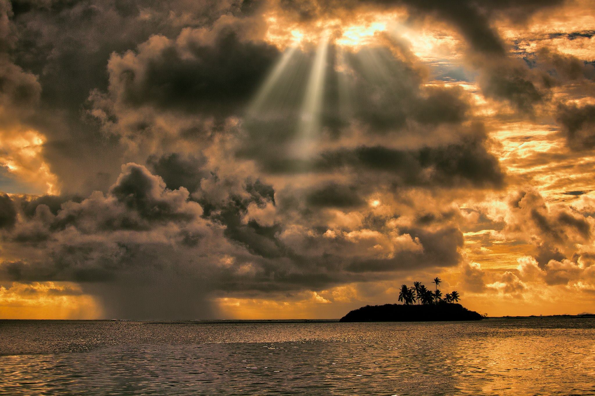 Mezcla de climas en Laamu Atoll, Maldivas. Foto: Ahmed Shuau.