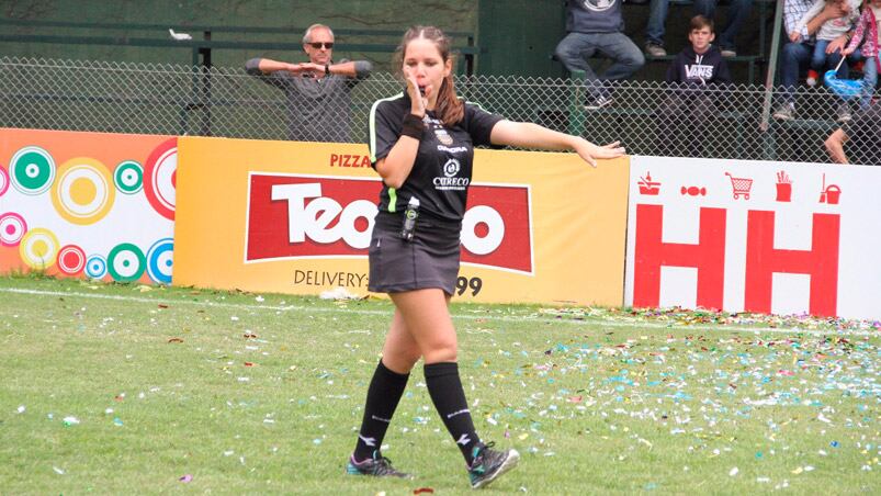 Micaela dirige en el torneo de Fútbol Infantil de El Doce. Fotos: Damián Reyna.