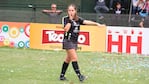 Micaela dirige en el torneo de Fútbol Infantil de El Doce. Fotos: Damián Reyna.