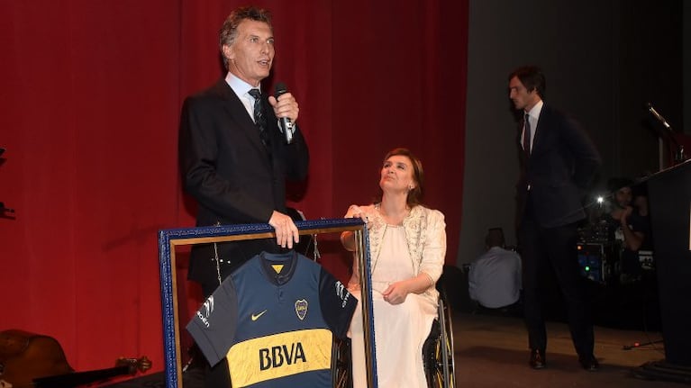 Michetti, Macri y la camiseta firmada por el plantel de Boca. 