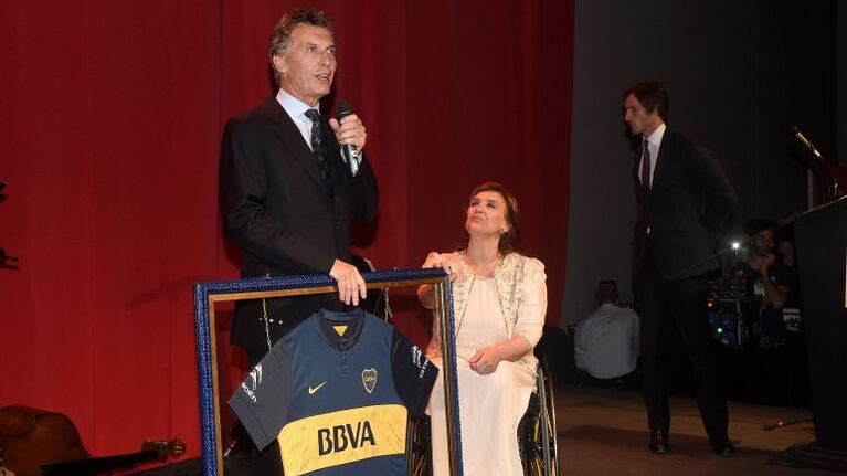 Michetti, Macri y la camiseta firmada por el plantel de Boca.
