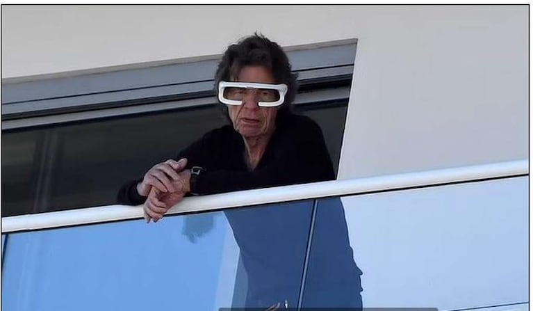 Mick Jagger sorprendió al ser visto con unos anteojos de fototerapia 