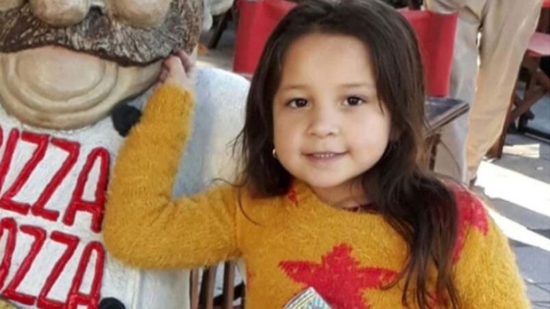 Mientras dormía. Maite de 5 años, murió de un disparo en la cabeza por un tiroteo narco.