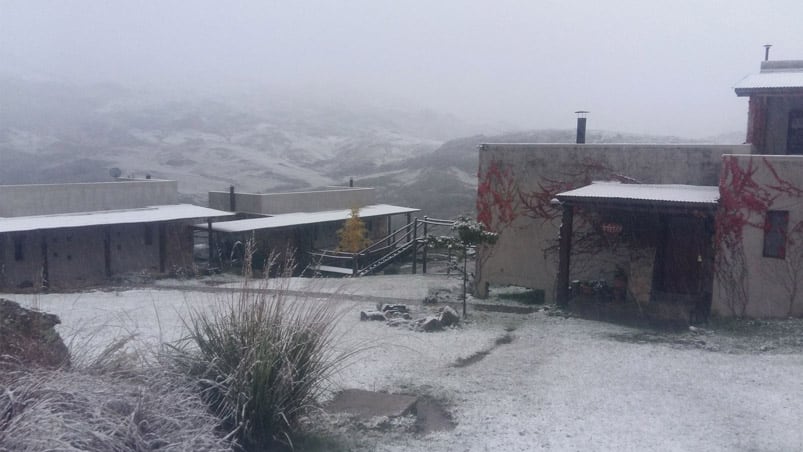 Mientras en La Cumbrecita sólo se formó barro, más arriba, en la montaña, hay nieve blanca. Fotos: Diego Ruvira-Casas Viejas Lodge & Spa