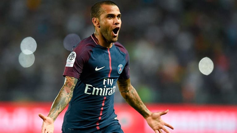 Mientras espera por Neymar, otro brasilero hace sonreír a PSG.