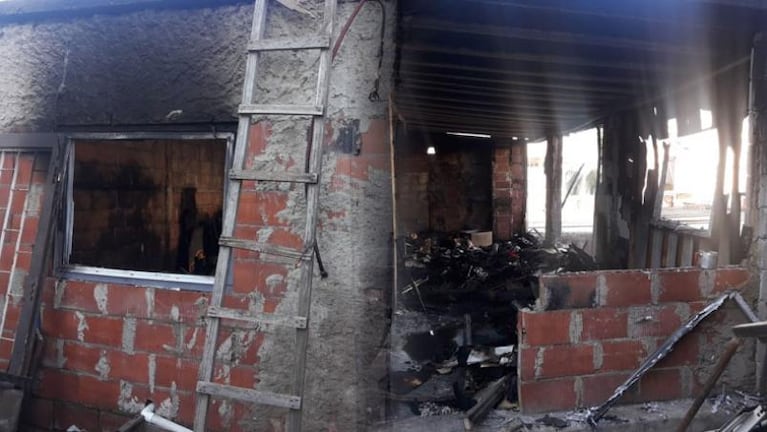 Mientras festejaban el cumpleaños de su hija, se les incendió la casa y lo perdieron todo