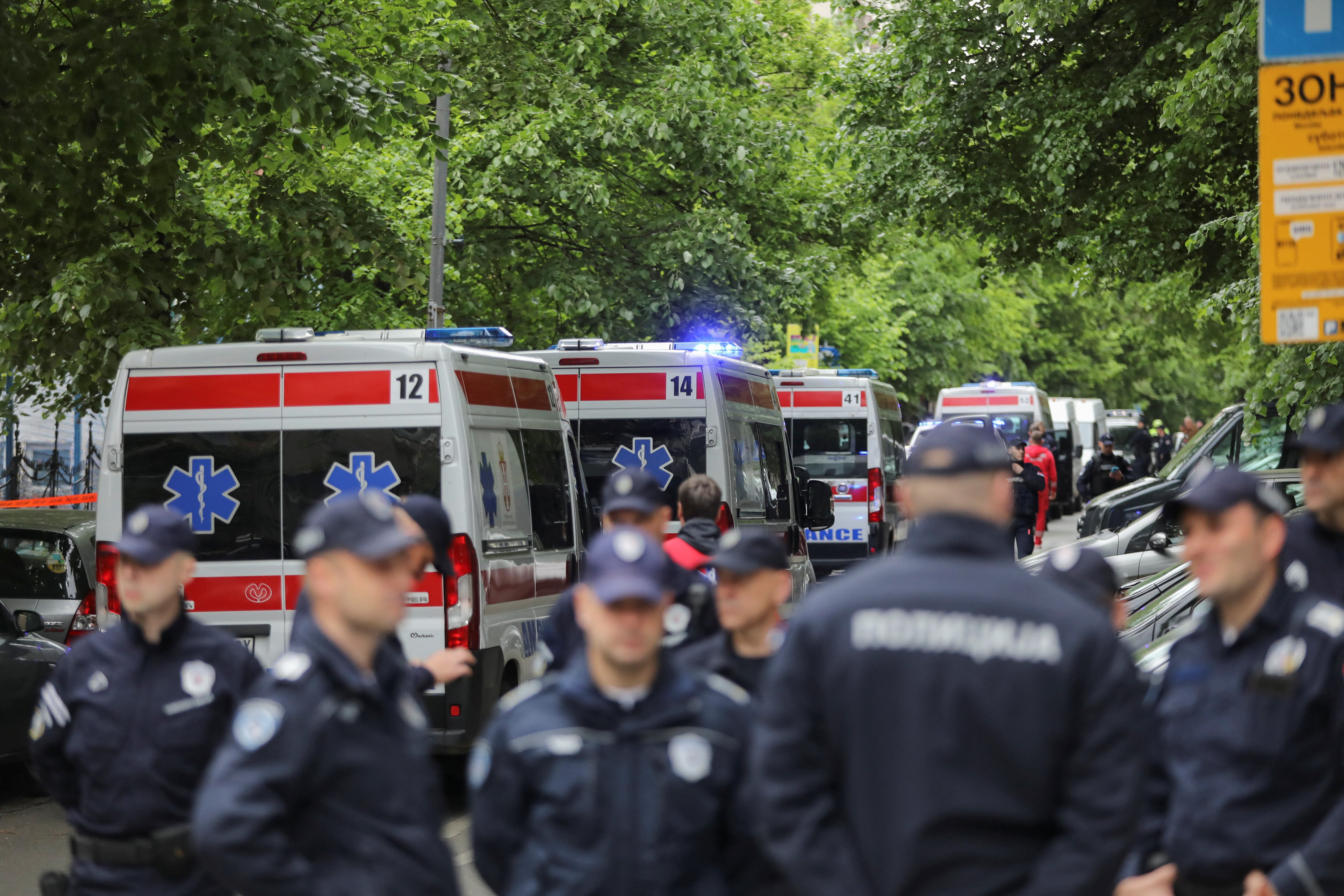 Mientras la Policía cuidaba el perímetro, varios padres y madres de alumnos intentaban averiguar con desesperación el paradero de sus hijos. Foto: Reuters