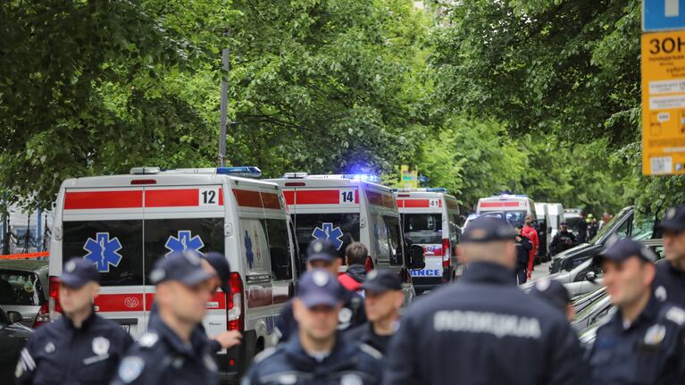 Mientras la Policía cuidaba el perímetro, varios padres y madres de alumnos intentaban averiguar con desesperación el paradero de sus hijos. Foto: Reuters