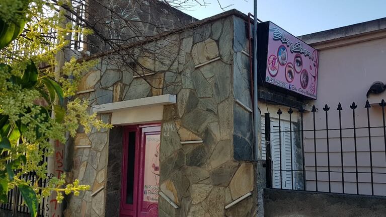 Mientras la Policía intentaba sacar al niño, la madre se hacía las uñas.