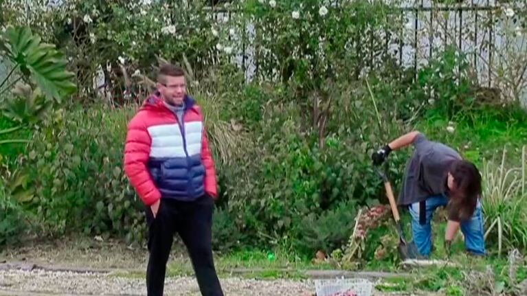 Mientras Lissa dejaba la piel en el cantero, Locho demostraba su "alergia" al trabajo.