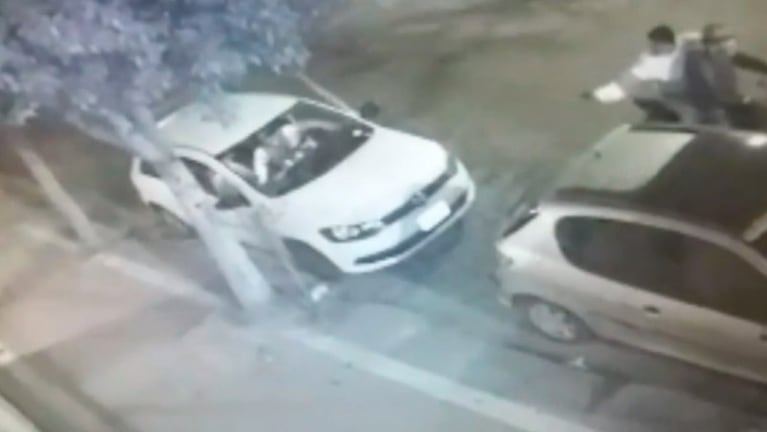 Mientras uno de los ladrones se lleva el auto, otro le dispara a la mujer. 