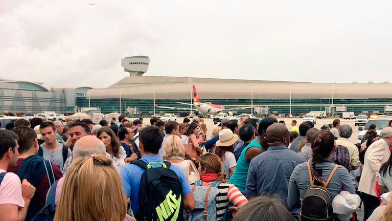Mies de pasajeros del aeropuerto de Miami fueron evacuados por la amenaza de bomba.