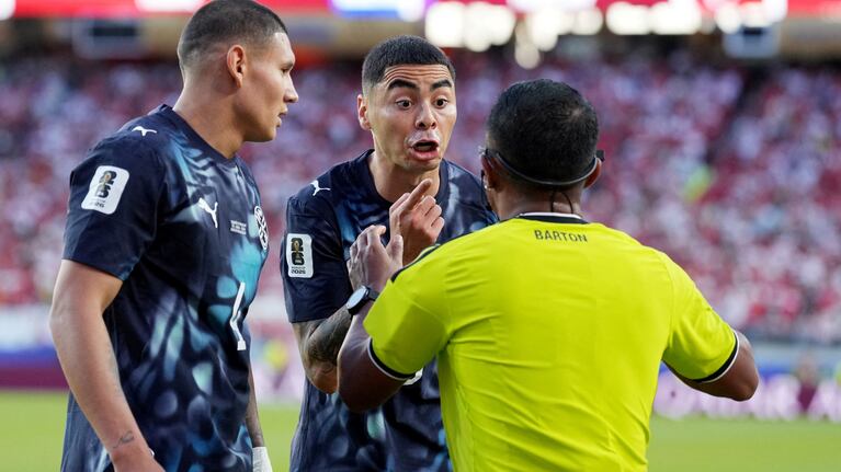Miguel Almirón fue expulsado en el partido de Paraguay contra Turquía por taparse la boca en una discusión con un rival. (Foto: Reuters)