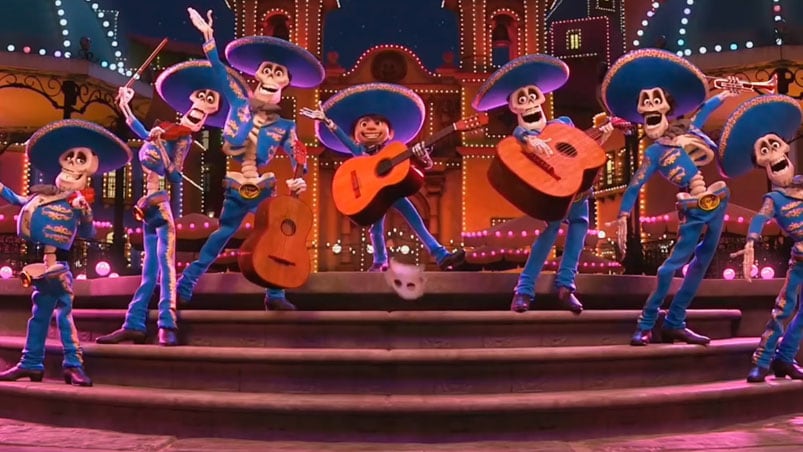 Miguel cantando en el "mundo de los muertos".