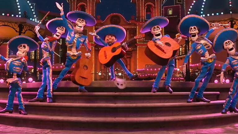 Miguel cantando en el "mundo de los muertos".