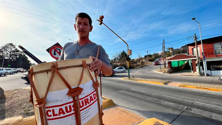 Miguel Fernández y su bombo con la cinta de clausura. Foto: Andrés Ferreyra.