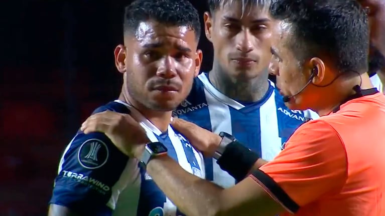 Miguel Navarro al ser contenido por el árbitro Piero Maza.
