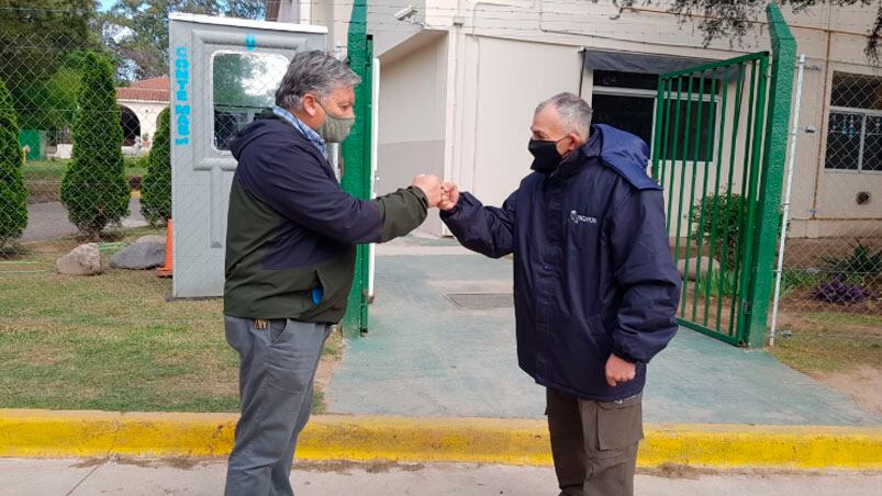 Miguel y Christian chocan los puños festejando el nuevo trabajo. 