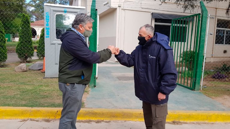 Miguel y Christian chocan los puños festejando el nuevo trabajo.