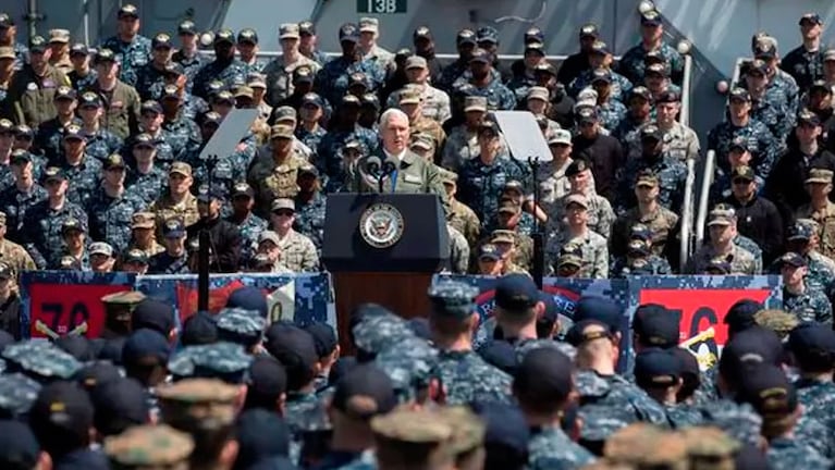 Mike Pence habló con vestimenta militar ante una multitud de marines en la costa japonesa.