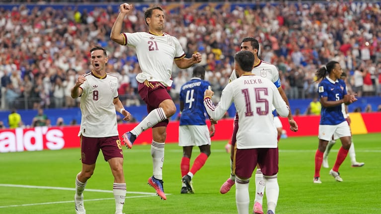 Mikel Oyarzabal celebra tras anotar el primer gol de España ante Francia en las semifinales del Mundial. (AP Foto/Julio Cortez)