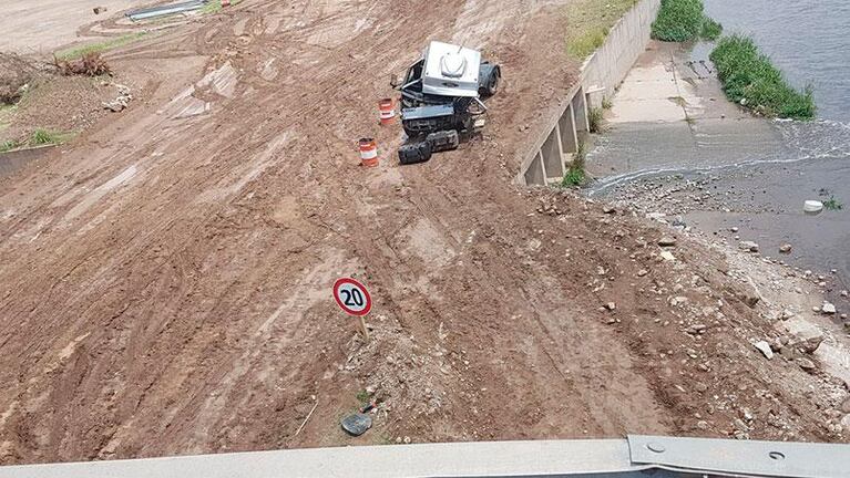 Milagro en la Circunvalación: camión cayó de un puente y el chofer se salvó