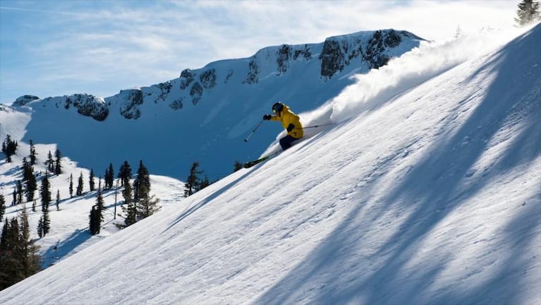 Milagro: lo sepultó una avalancha de nieve y lo pudieron rescatar