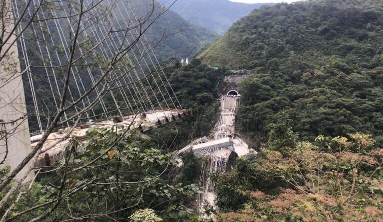 Milagro: se salvaron arrojándose al vacío cuando caía un puente