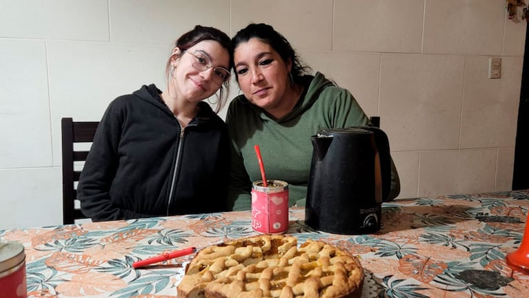 Milagros y su mamá Mariela, unidas por la lucha. Foto: Francisco Arias/El Doce.