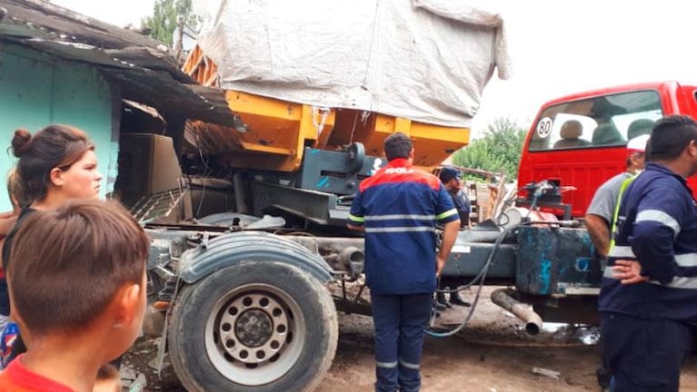 Milagroso choque: un tren de carga embistió a un camión y destrozó una casa