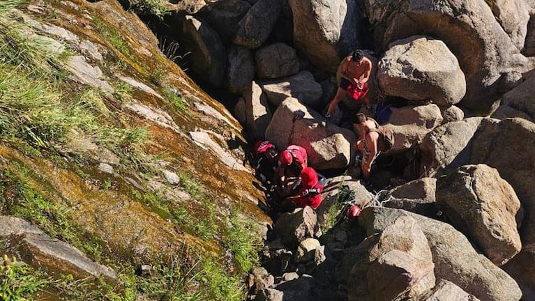 Milagroso rescate de una turista que cayó entre las piedras en Traslasierra